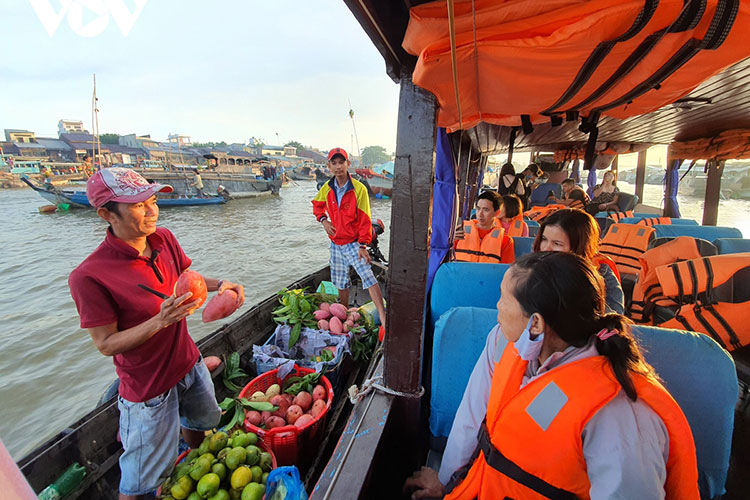 La visite du marché flottant de Nga Bay est aussi une occasion précieuse d’échanger quelques mots avec les commerçants et les habitants qui vivent au rythme du fleuve