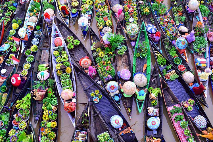 Au marché flottant de Cai Be, les bateaux de commerce sont divisés en zones distinctes