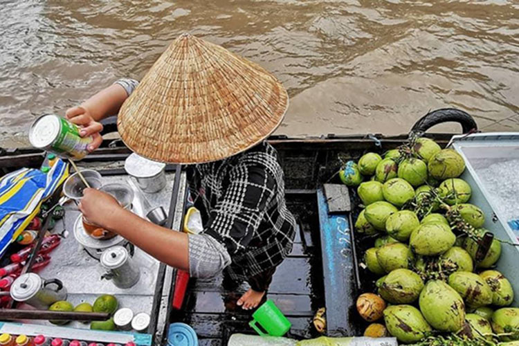 Célèbre « café au lait glacé » au marché flottant de Cai Be