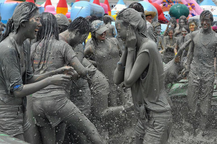 Festival unique de bains de boue au marché flottant de Cai Be