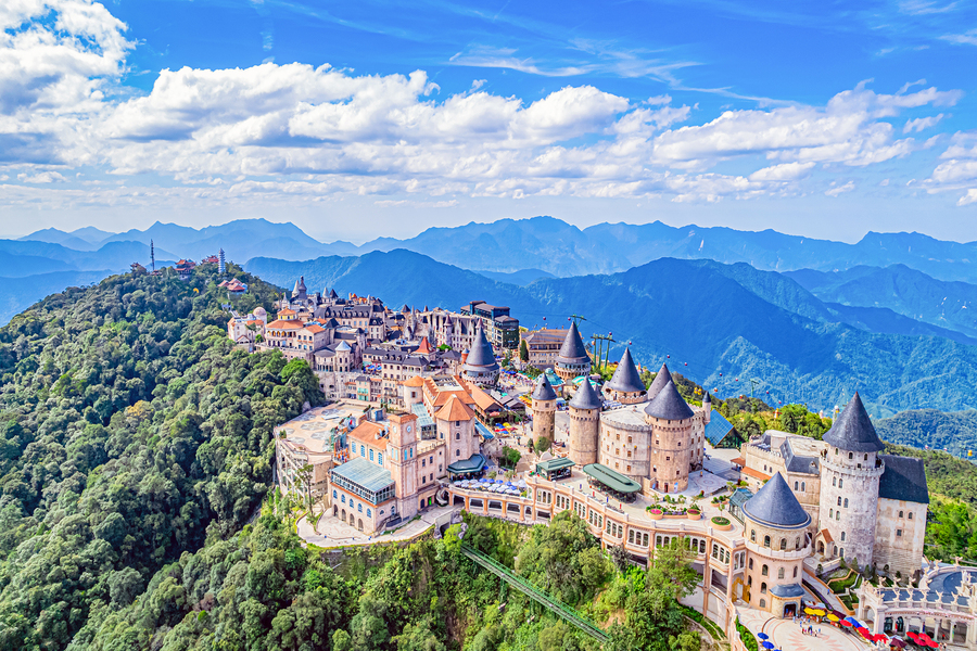 Mercure Danang French Village à Ba Na Hills, resort à thème inspiré de l’architecture française en montagne