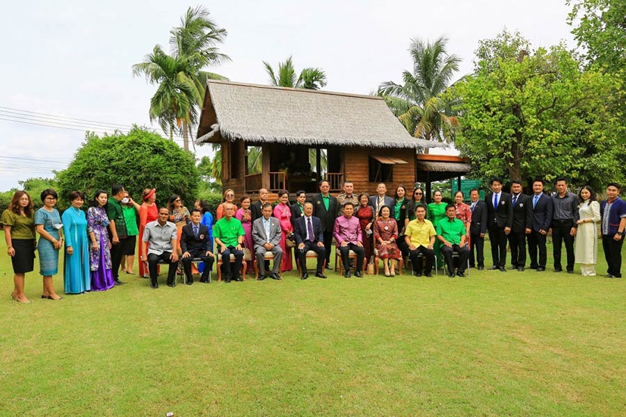 Photo devant la maison sur pilotis de la délégation de l'ambassade vietnamienne en Thaïlande et les dirigeants de la province de Phichit.