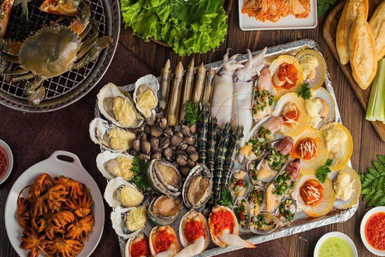 Fruits de mer de la baie d'Ha Long en venant à musée de Quang Ninh