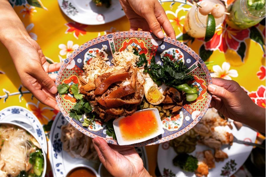 Khao Kha Moo - du porc braisé servi avec du riz et des légumes marinés à Nakhon Sawan