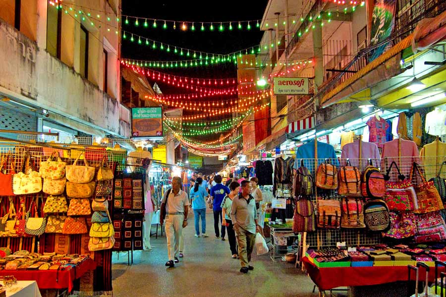 La découverture de la vie nocturne au Bazar de nuit est une des choses incontournables à faire à Chiang Rai