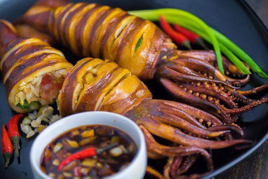 "inihaw na pusit" - des calamars grillés