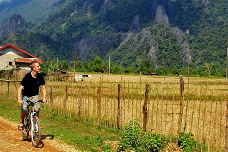 Faire du vélo à travers les rizières et plantations de thé est l’une des meilleures activités à Luang Namtha pour profiter des paysages paisibles et authentiques du Laos