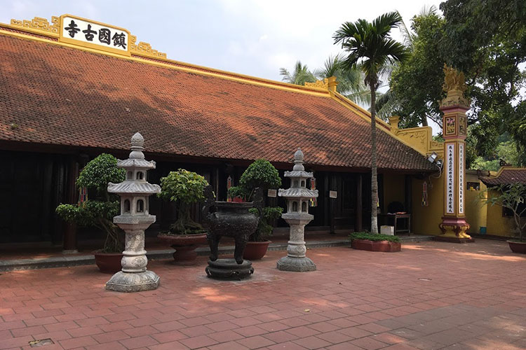Un coin de la salle de prière principal de la pagode Tran Quoc