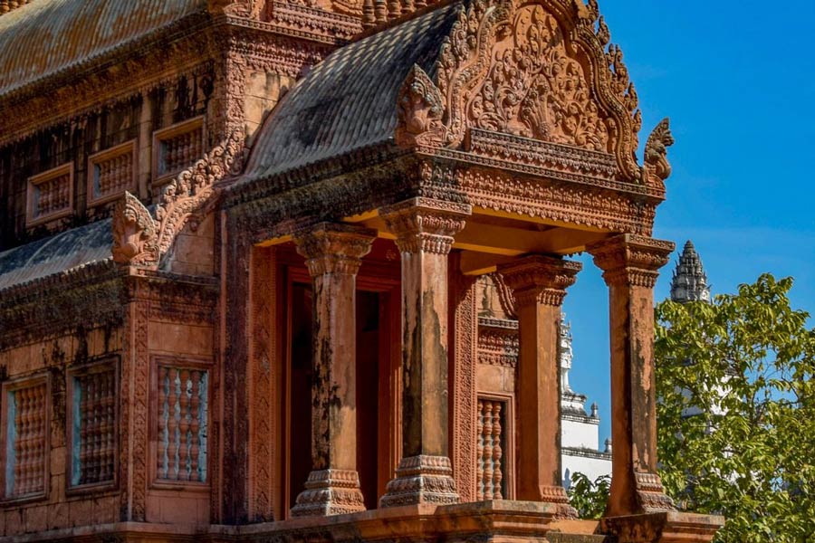 l'architecture de Phnom Pros et Phnom Srei se révèle particulièrement à travers leur décoration élaborée