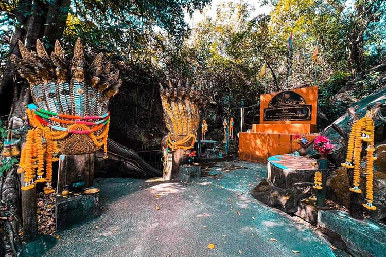 Exploration du temple de grotte de Wat Tham Patithan