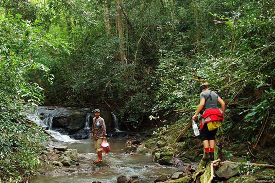 Traverser les ruisseaux de la sanctuaire de Phnom Nam Lear