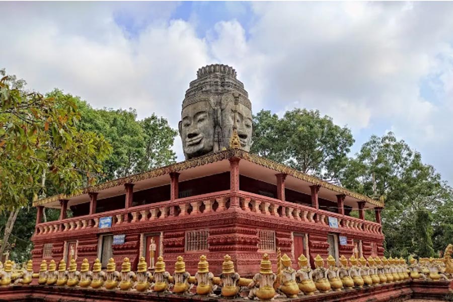 lignes méticuleuses dans l'architecture du Phnom Srey et Phnom Pros