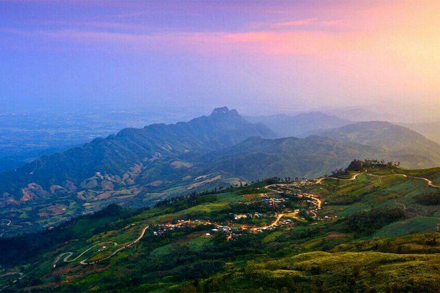 Montagne de Phu Thap Boek à Phetchabun est une destination captivante pour trekking