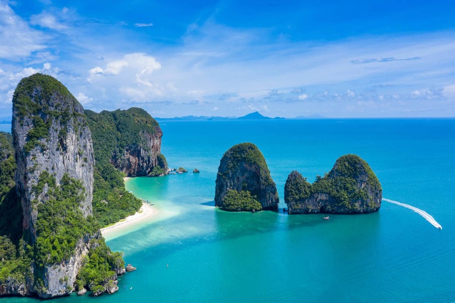 Paysage tropical typique d’Ao Nang avec mer et falaises