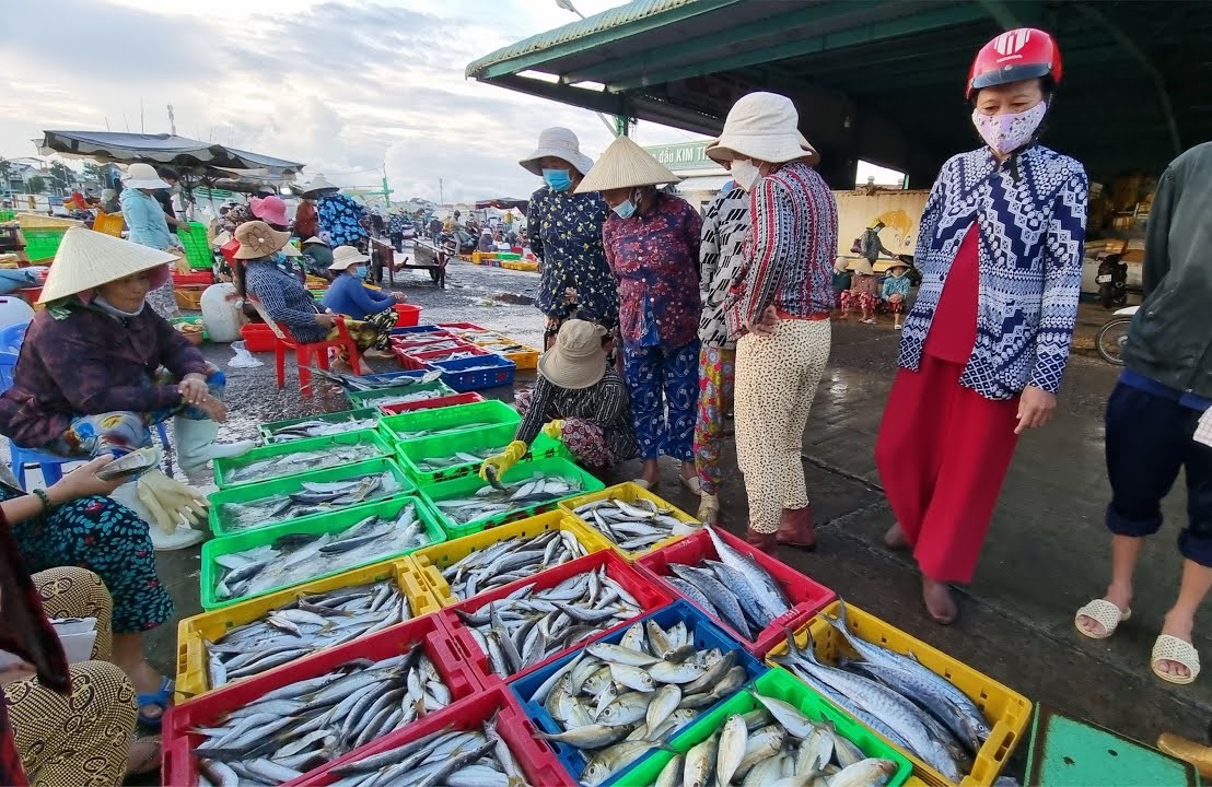 Marché de l’après-midi sur la plage de Thinh Long
