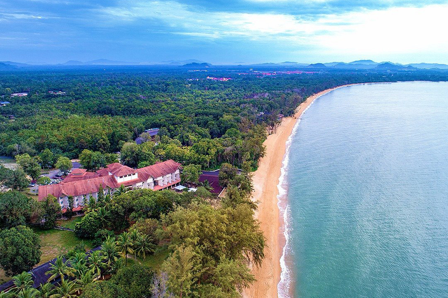 Paysage de la plage de Cherating est un paradis tropical serein
