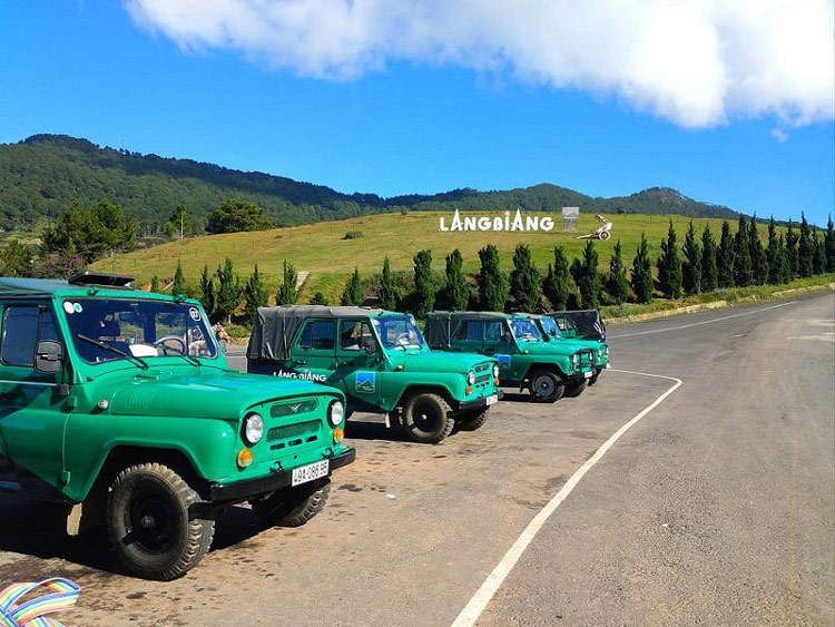 Conduisez une Jeep à travers des collines escarpées