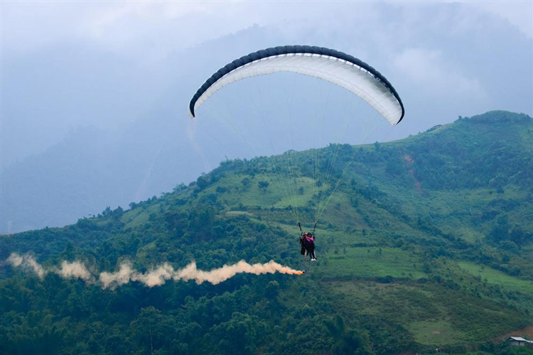 Essayez le parapente pour les amateurs d'aventure