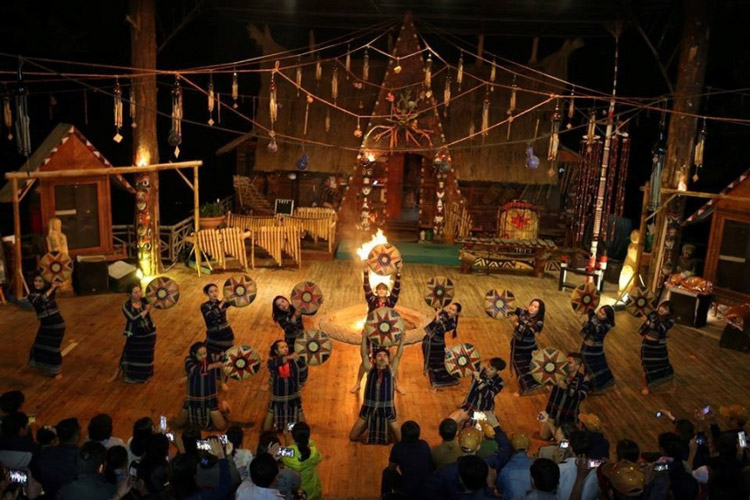 Danse du Gong dans les Hauts Plateaux du Centre