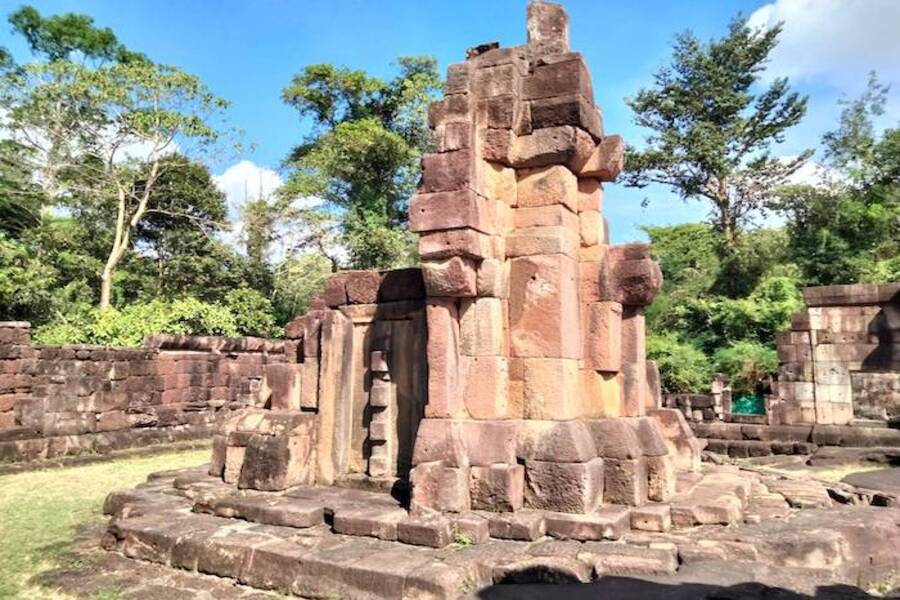 Le site de Prasat Ta Muen Thom est un ancien sanctuaire khmer 