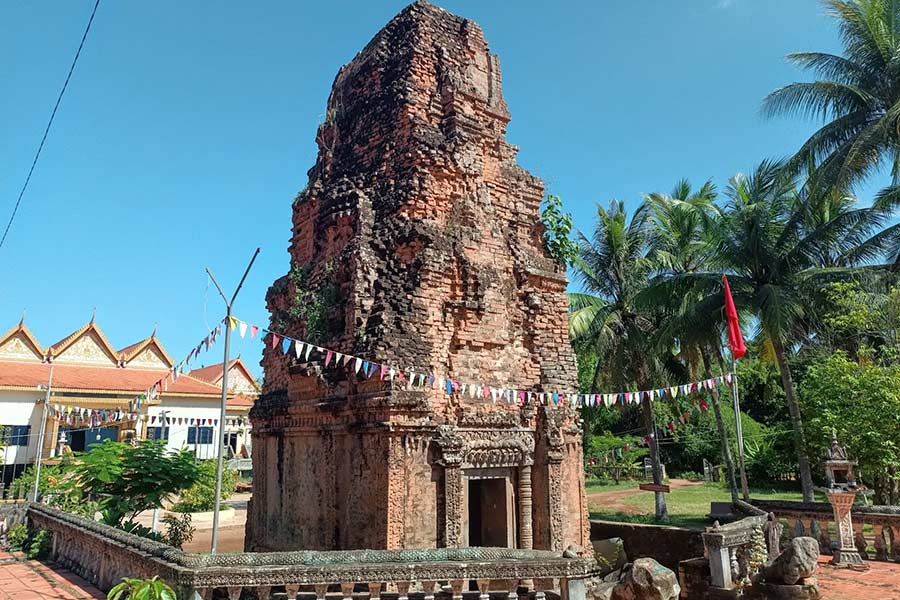 Temple de Prasat Phum Prasat - temple situé sur le terrain d'un monastère contemporain.