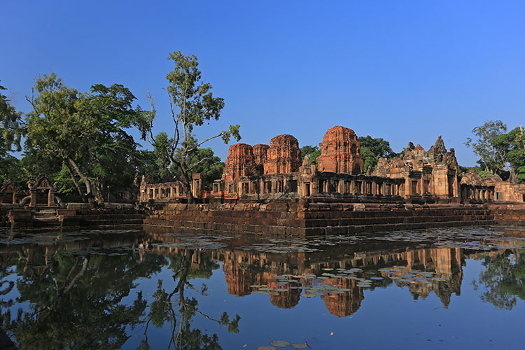 son architecture unique, avec des formes géométriques inhabituelles, des toits ornés de motifs et des sculptures détaillées