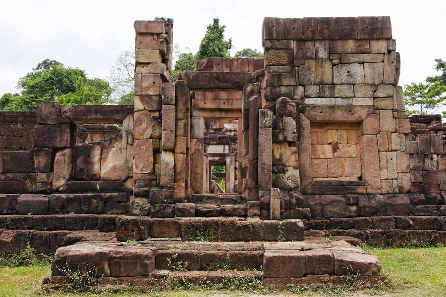 Admirez les sculptures khmères à Prasat Ta Muen Thom