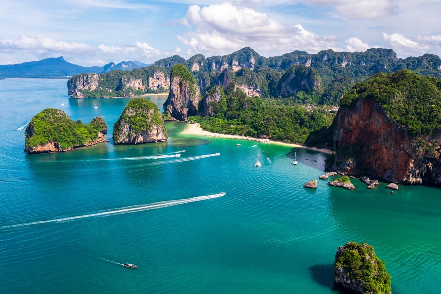Ciel ensoleillé à Ao Nang pendant la saison sèche