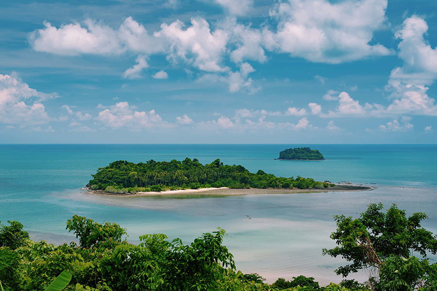 Koh Chang - une île pittoresque située dans le golfe de Thaïlande à la province de Ranong