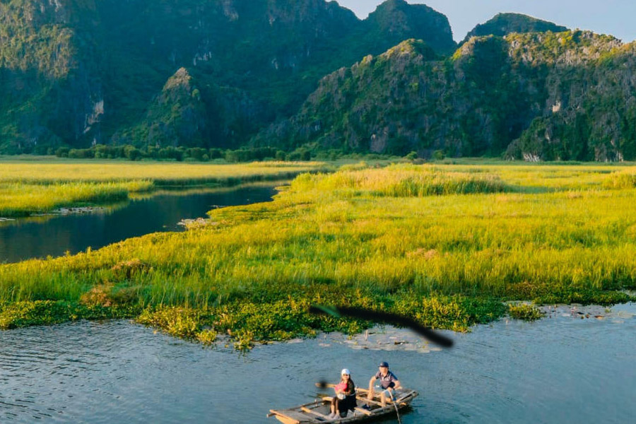 Réserve naturelle de Van Long, avec des montagnes karstiques, idéale pour les amoureux de la nature