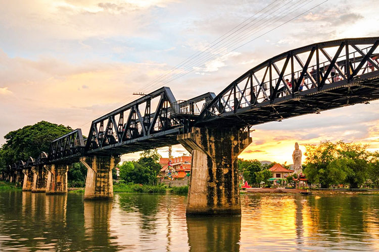 Rivière Kwaï - nichée dans la province de Kanchanaburi, en Thaïlande