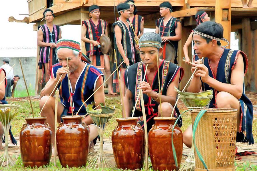 Rượu cần Nho Quan est l'une des spécialités à Ninh Binh