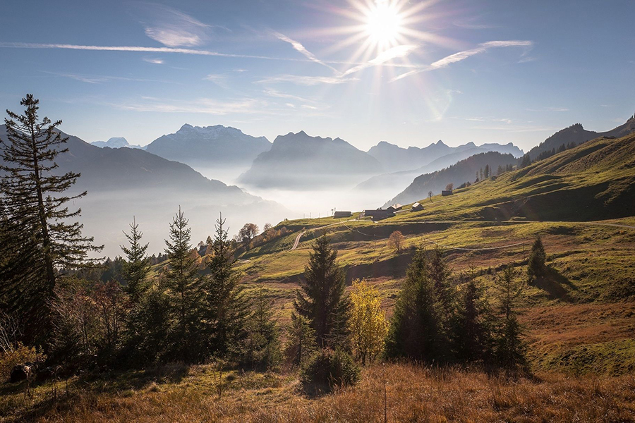 Soleil brille sur les montagnes à Sabah