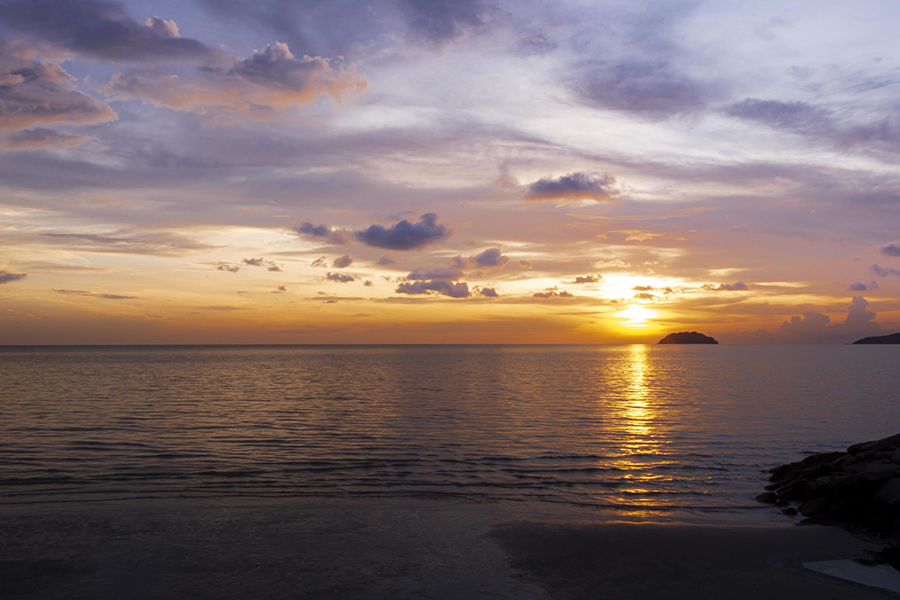 Plage de Tanjung Aru à Sabah offre des couchers de soleil magnifiques