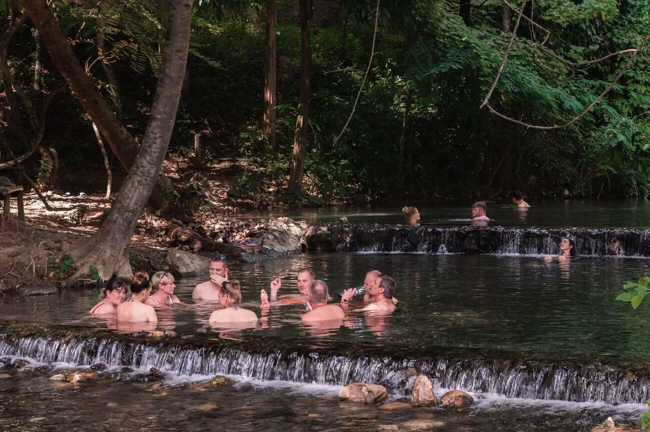 Les touristes au Sai Ngam Hot Spring