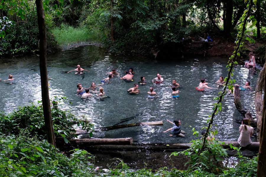 Les touristes au Sai Ngam Hot Spring