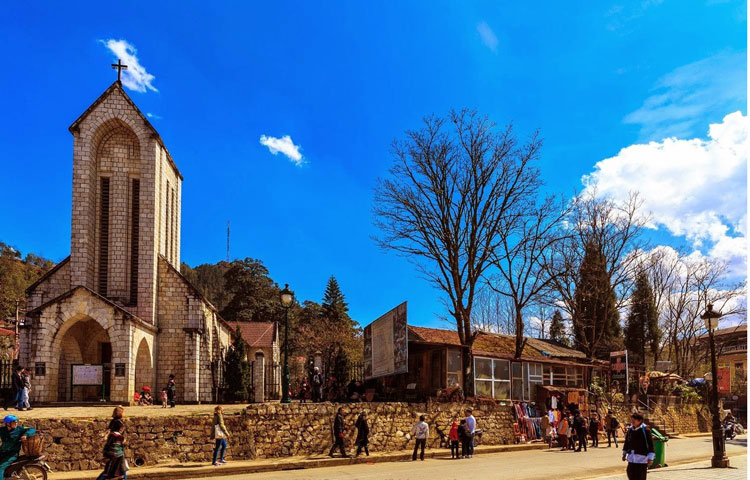 Ancienne église au coeur de la ville de montagne