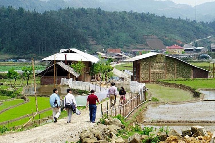 Village sauvage et rustique au milieu des montagnes et forêts du Nord-Ouest