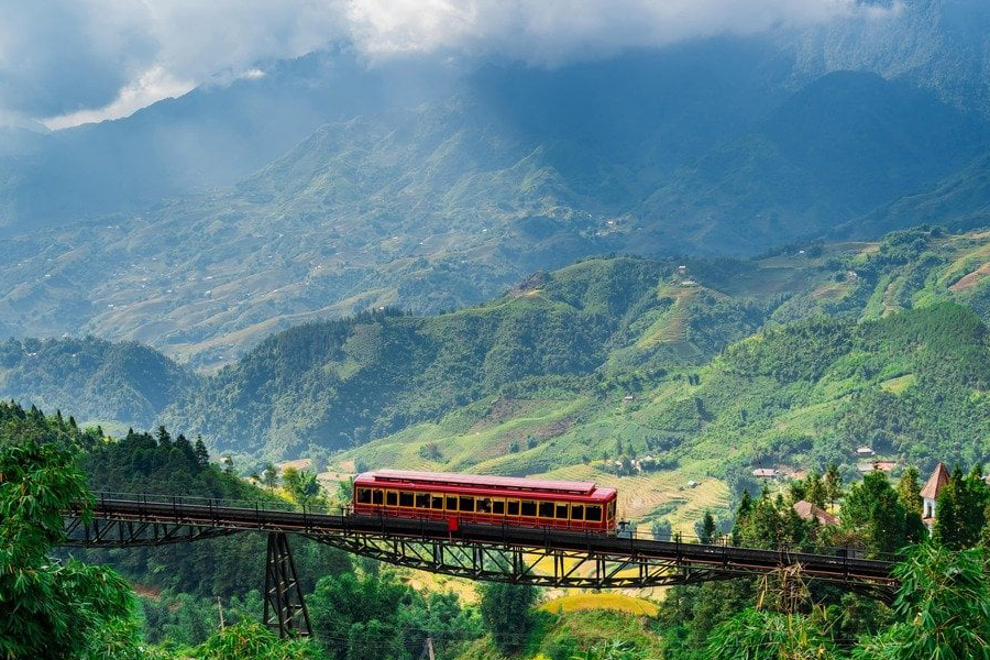 Voyage magique en train à Sapa, entre ciel et montagnes du Vietnam
