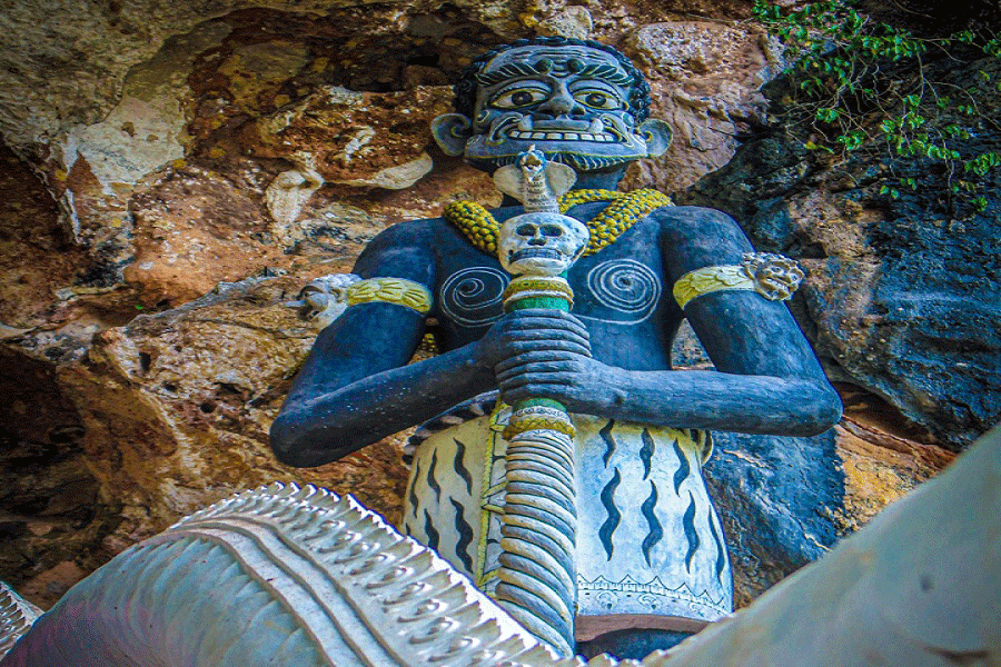 Les sculptures et fresques bouddhistes à Wat Khula Phimuk