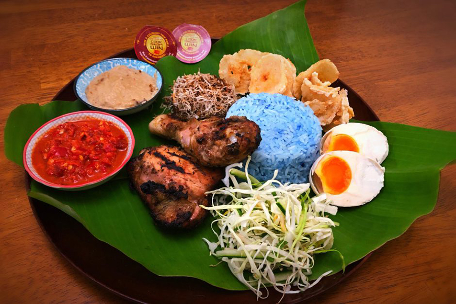 Nasi Kerabu, Selangor est un plat de riz coloré et épicé