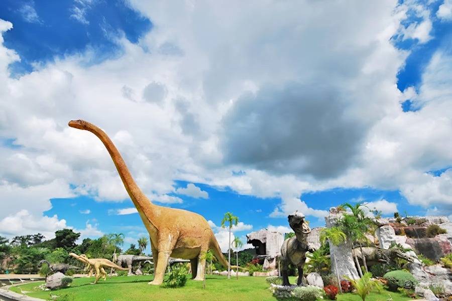 C’est ici même qu’a été découvert le célèbre Phuwiangosaurus sirindhorn, emblème de la région. Un lieu incontournable pour tous les passionnés de préhistoire, petits et grand