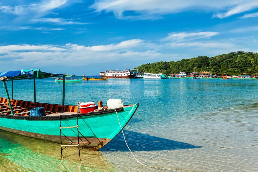 Sihanoukville attire des voyageurs du monde entier avec ses plages aux vagues douces