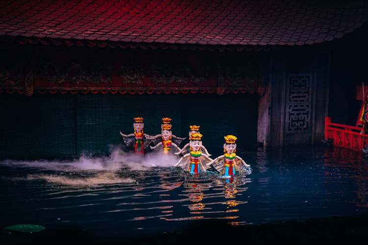 Spectacle traditionnel de marionnettes sur l'eau au Vietnam