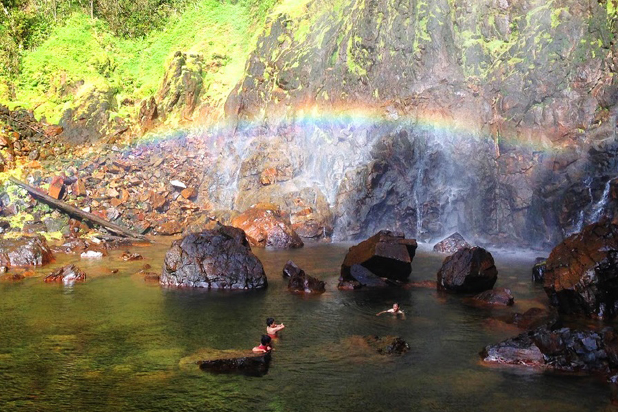 Cascade Rainbow à Sungai Lembing révèle des arcs-en-ciel enchanteurs