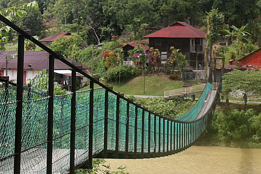 Pont suspendu Sungai Lembing offre des vues spectaculaires sur la rivière.