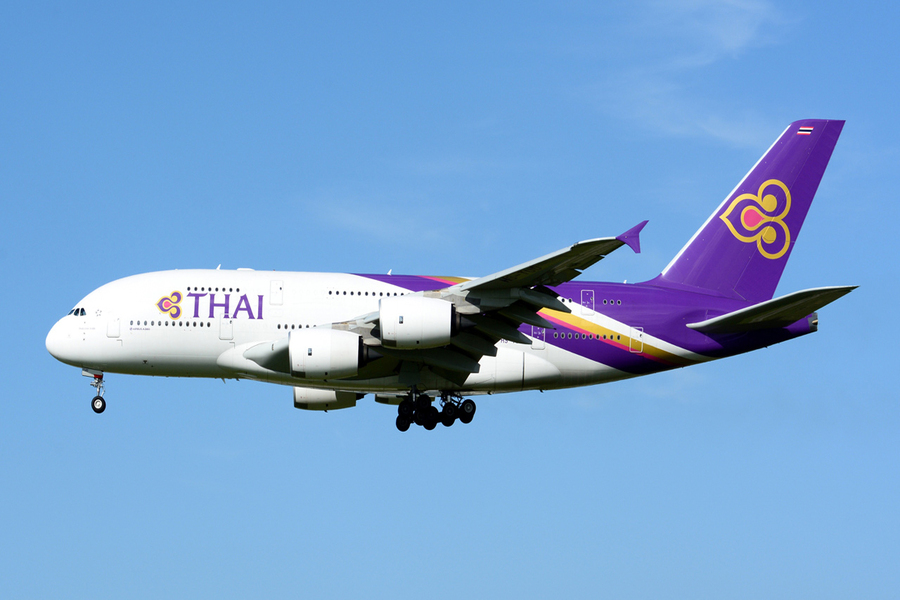 Avion décollant pour un voyage en Thaïlande avec billets à prix abordables
