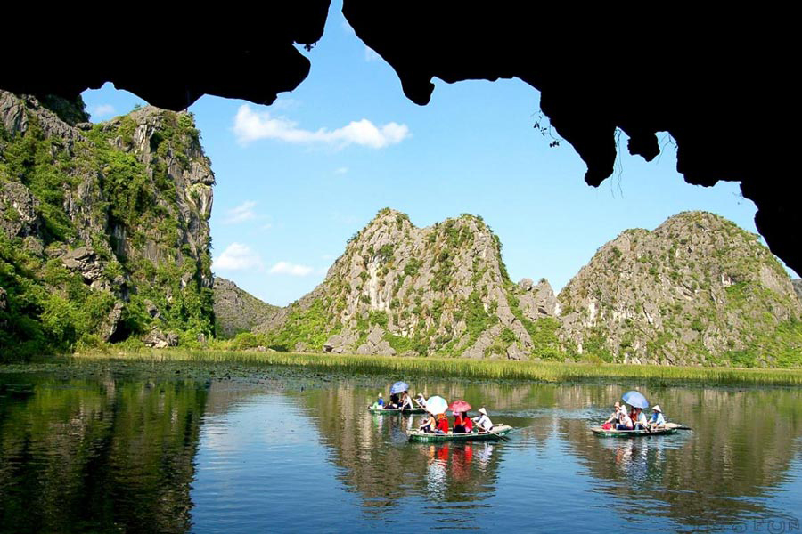 Paysage spectaculaire de Tam Coc - Bich Dong, avec ses montagnes karstiques et rivières tranquilles, inscrit au patrimoine mondial de l'UNESCO