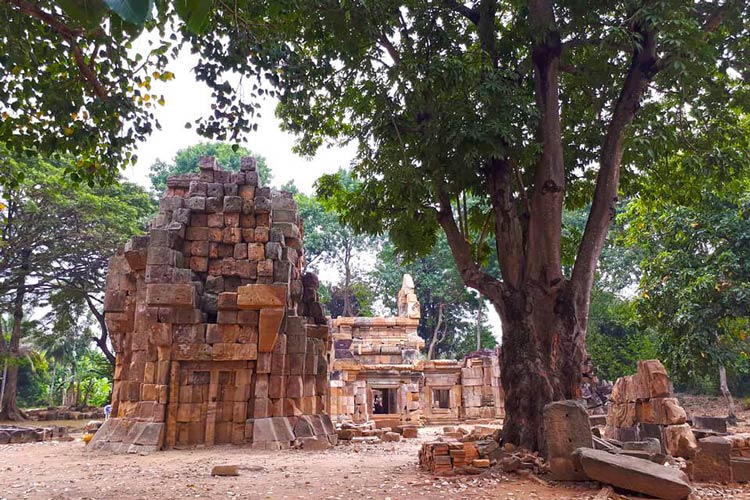 Le temple Barsaet s'inscrit dans un cadre naturel luxuriant et paisible