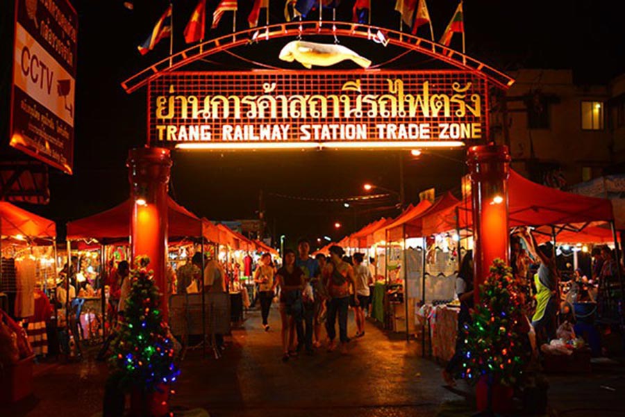 Expérience vivante et animée aux visiteurs de la zone commerciale de la gare de Trang